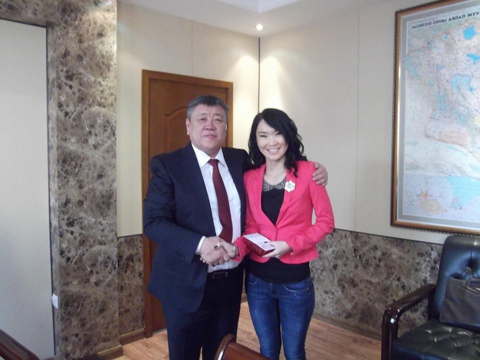 Уран нугараач Э.Цацралыг алтан гадас одонгоор шагналаа